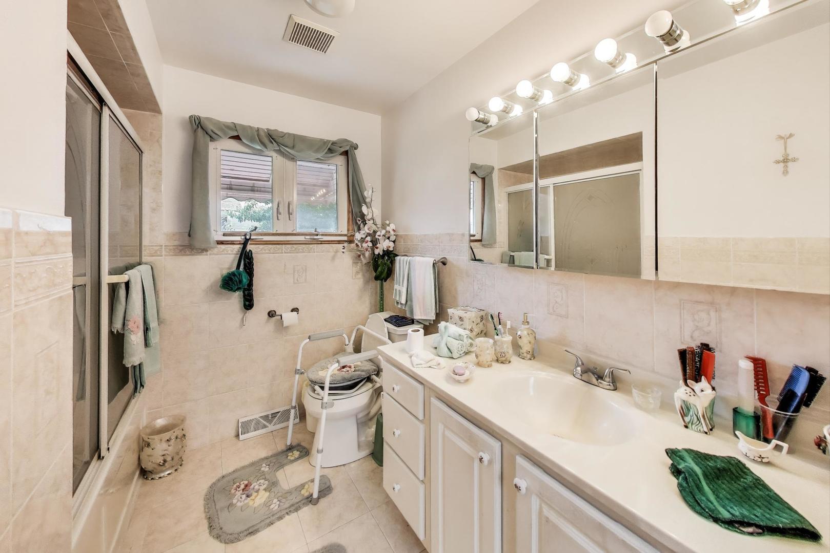 4208 E Frontage Road, Rolling Meadows, IL 60008
