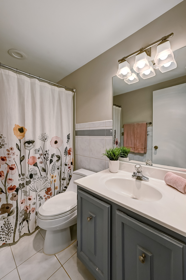 6401 Clarendon Hills Road #207, Willowbrook, IL 60527