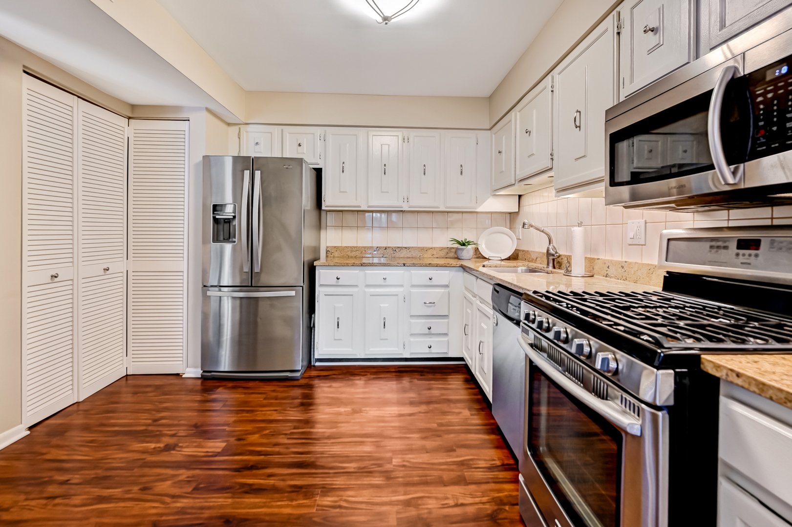 6401 Clarendon Hills Road #207, Willowbrook, IL 60527