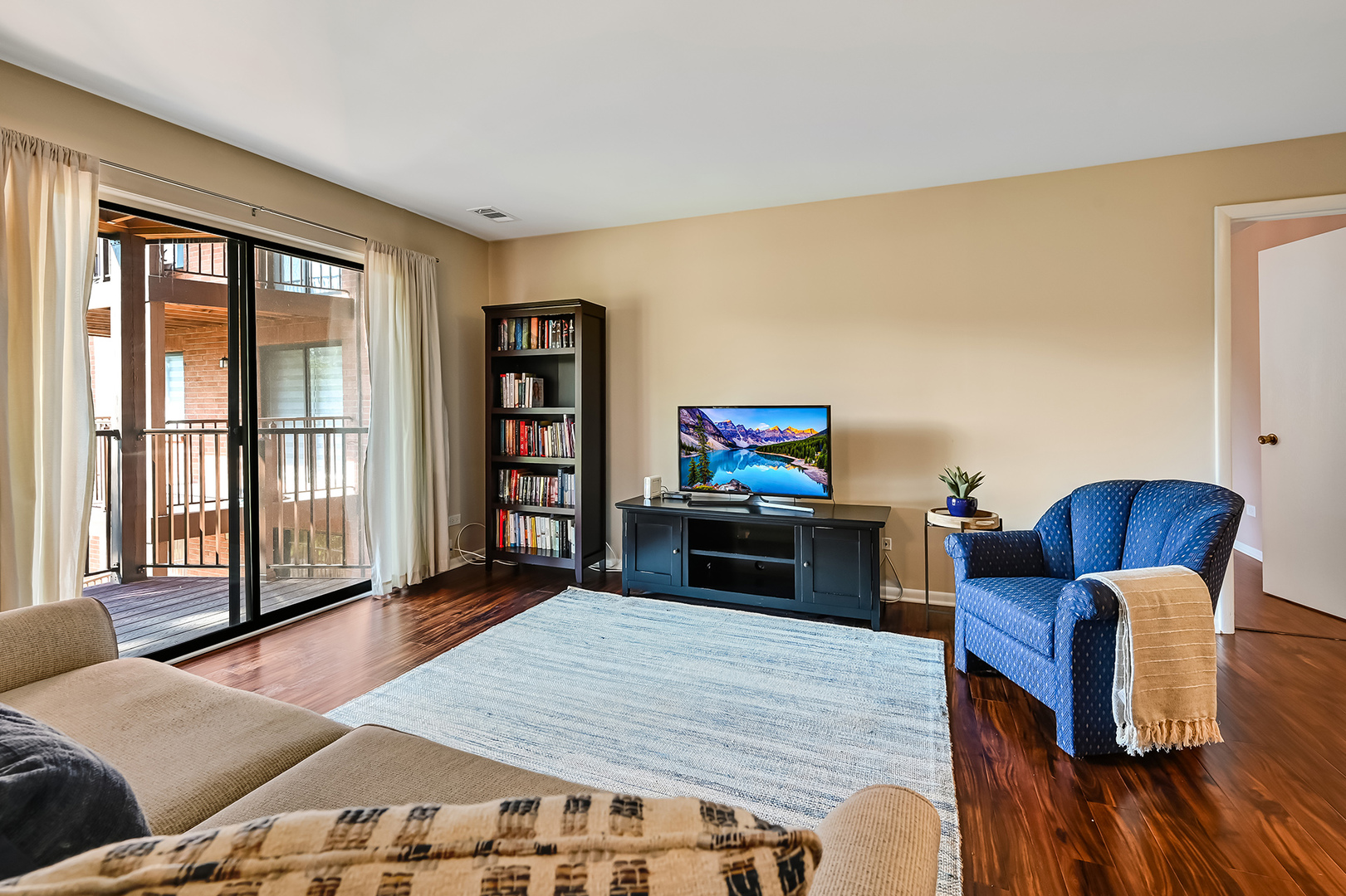 6401 Clarendon Hills Road #207, Willowbrook, IL 60527