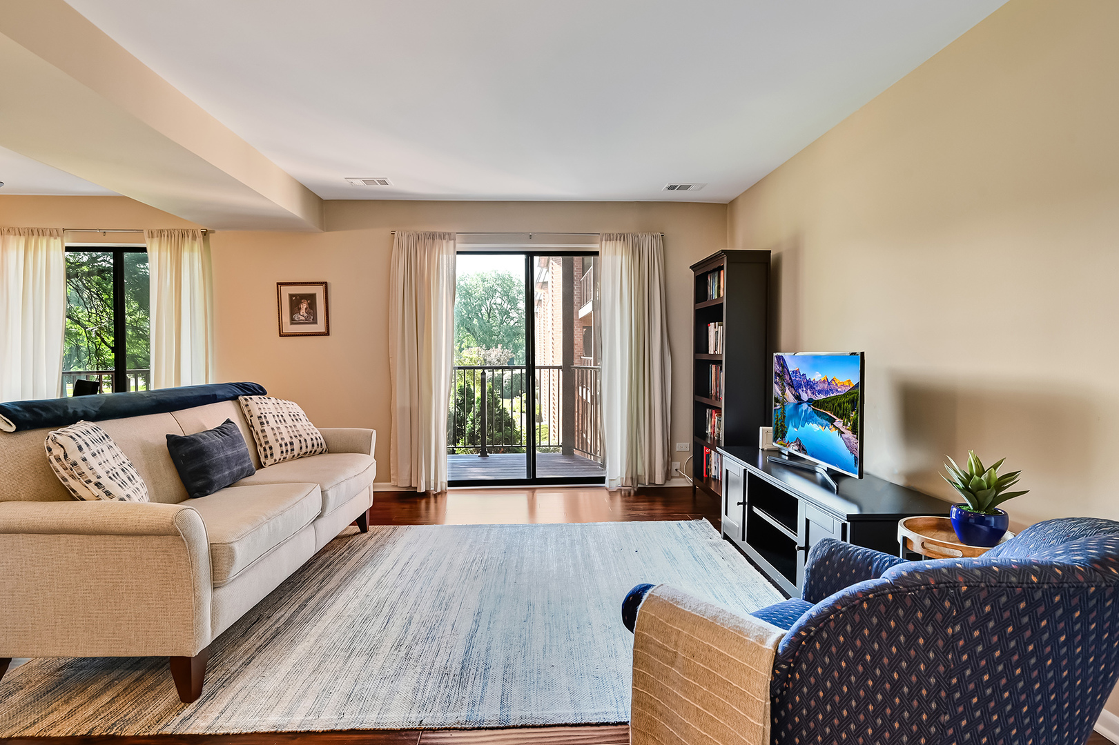 6401 Clarendon Hills Road #207, Willowbrook, IL 60527