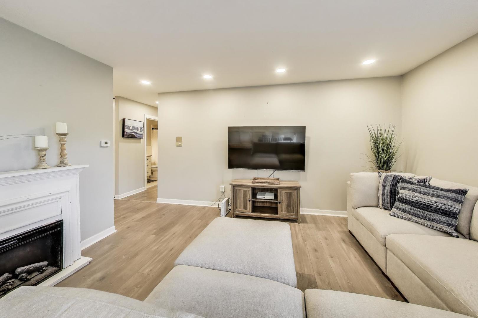 4224 Saratoga Avenue #J110, Downers Grove, IL 60515