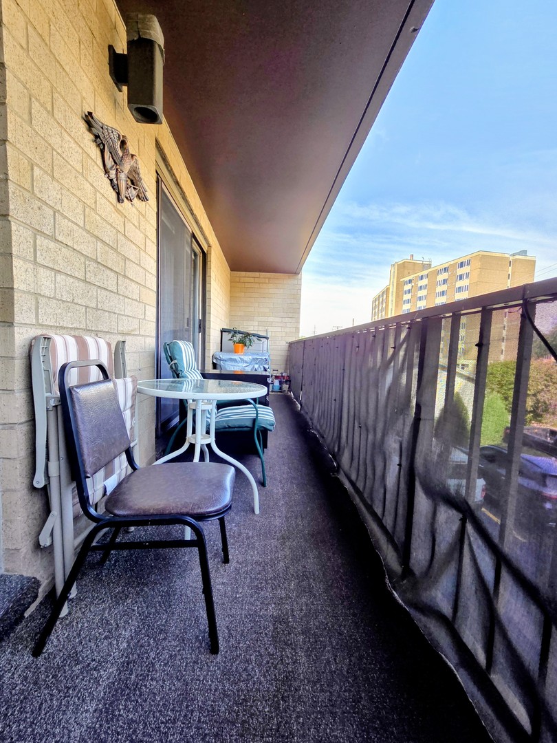 1380 Oakwood Avenue #204, Des Plaines, IL 60016