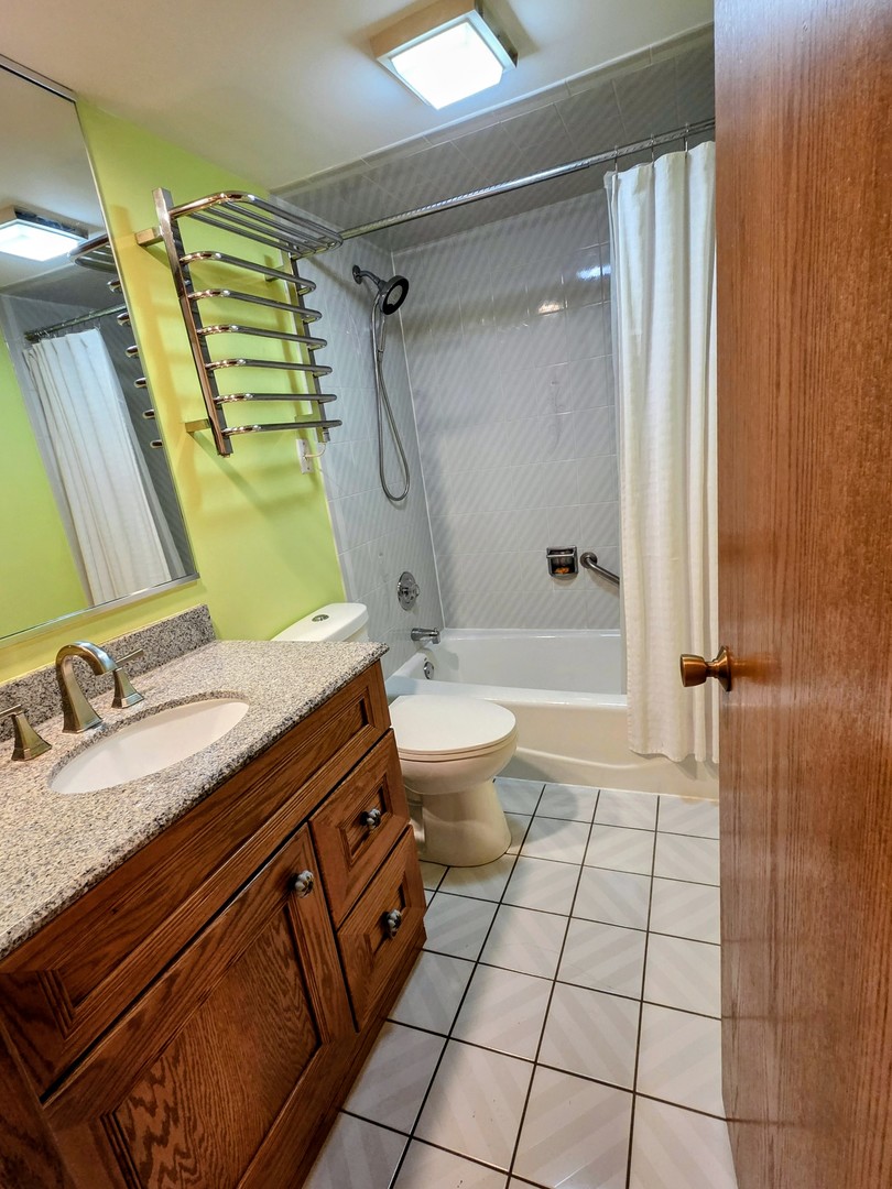 1380 Oakwood Avenue #204, Des Plaines, IL 60016