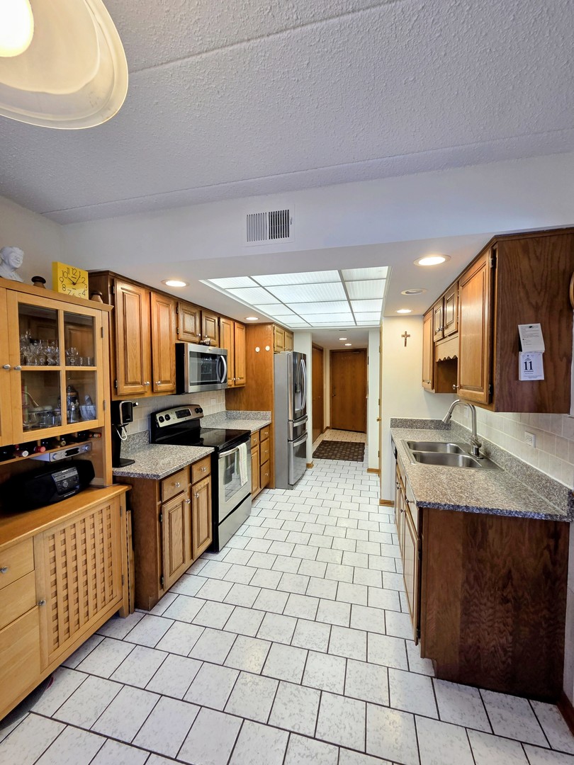 1380 Oakwood Avenue #204, Des Plaines, IL 60016