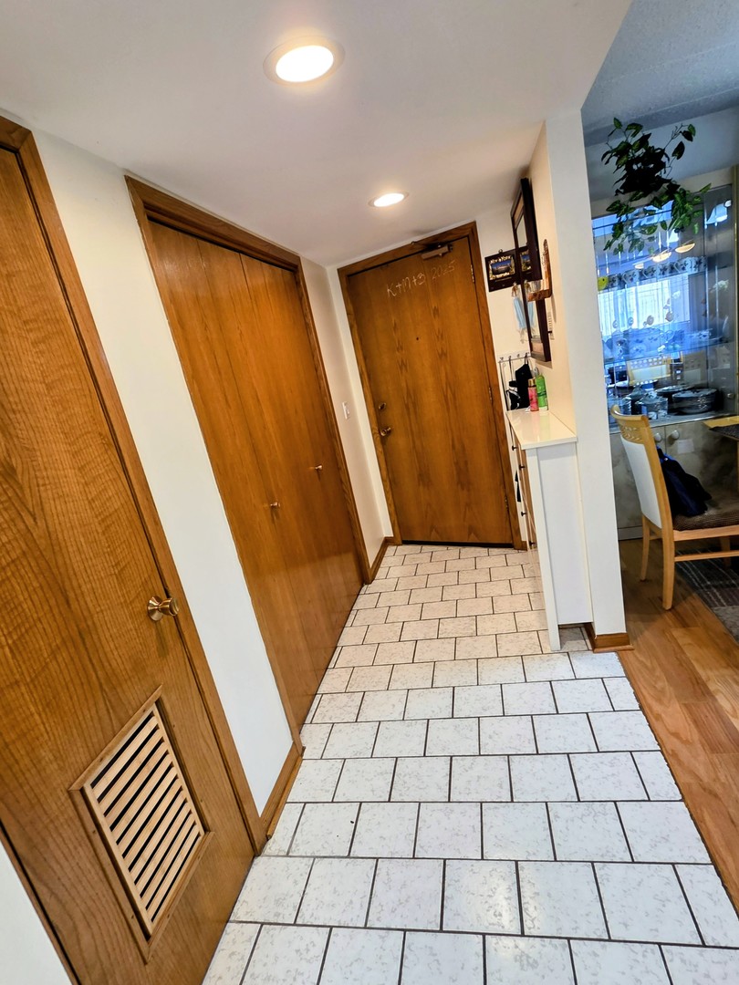 1380 Oakwood Avenue #204, Des Plaines, IL 60016