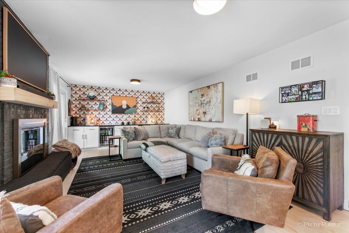 6S146 Country Drive, Naperville, IL 60540