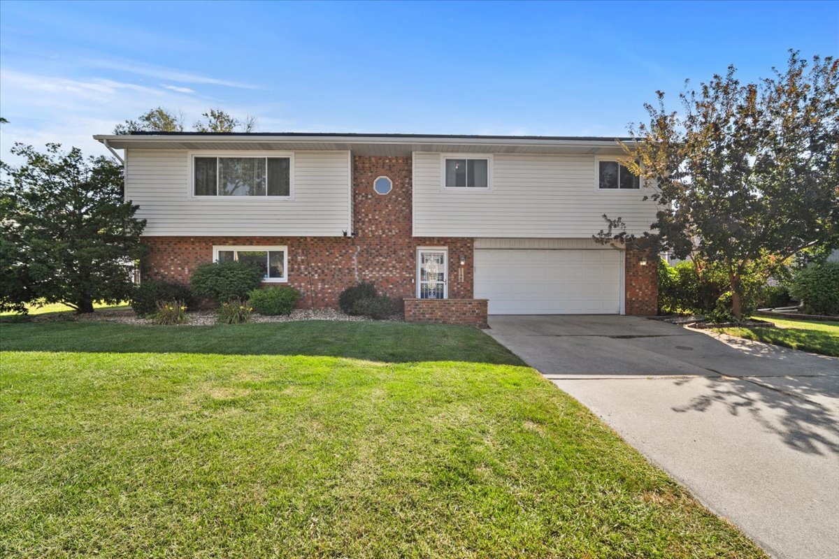 1120 Andover Street, Bloomington, IL 61704