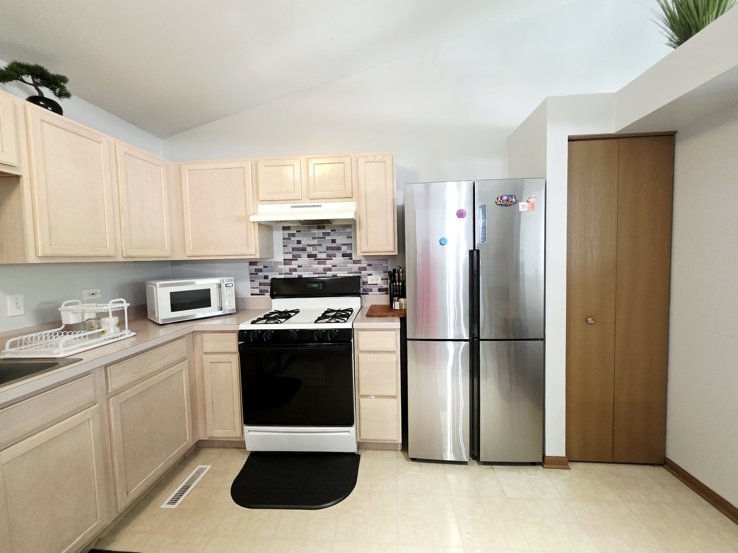 109 E Victoria Circle, North Aurora, IL 60542