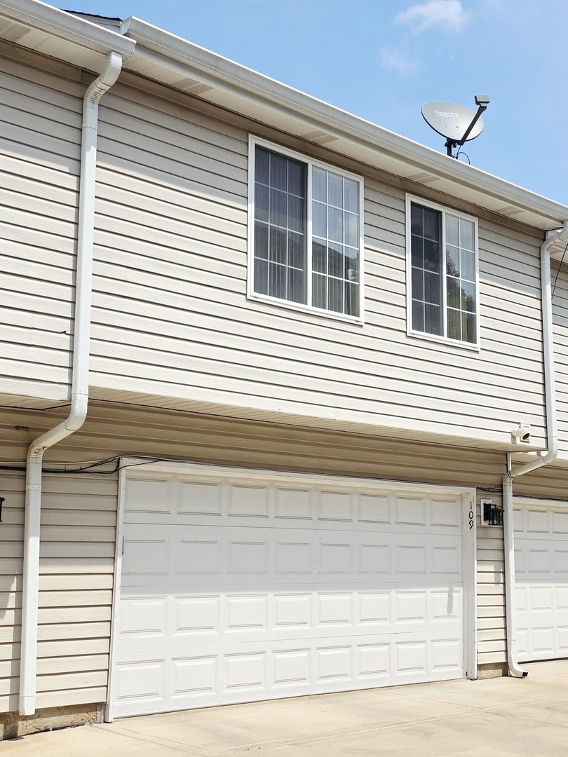 109 E Victoria Circle, North Aurora, IL 60542