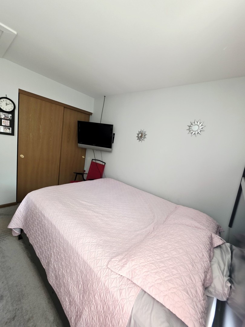 109 E Victoria Circle, North Aurora, IL 60542