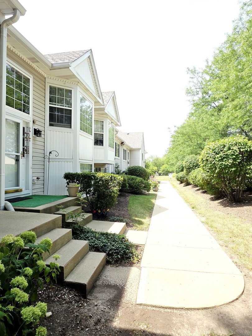 109 E Victoria Circle, North Aurora, IL 60542
