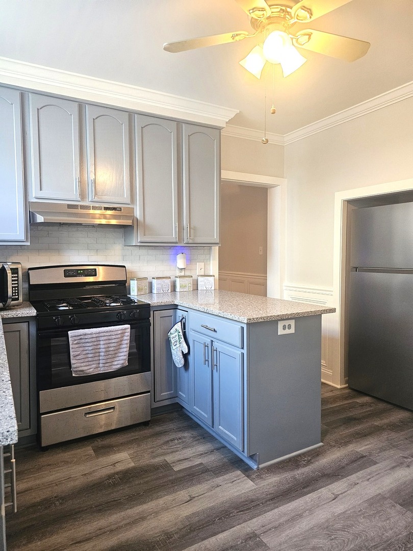 11 S 6th Avenue #1C, La Grange, IL 60525