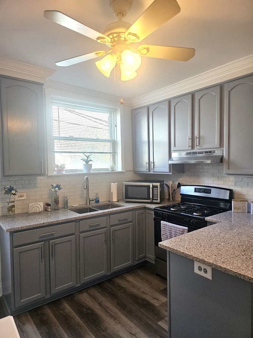 11 S 6th Avenue #1C, La Grange, IL 60525