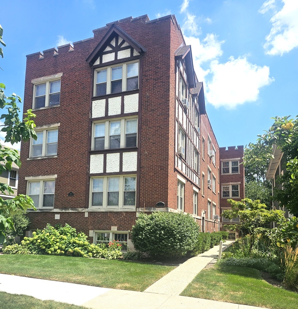 11 S 6th Avenue #1C, La Grange, IL 60525