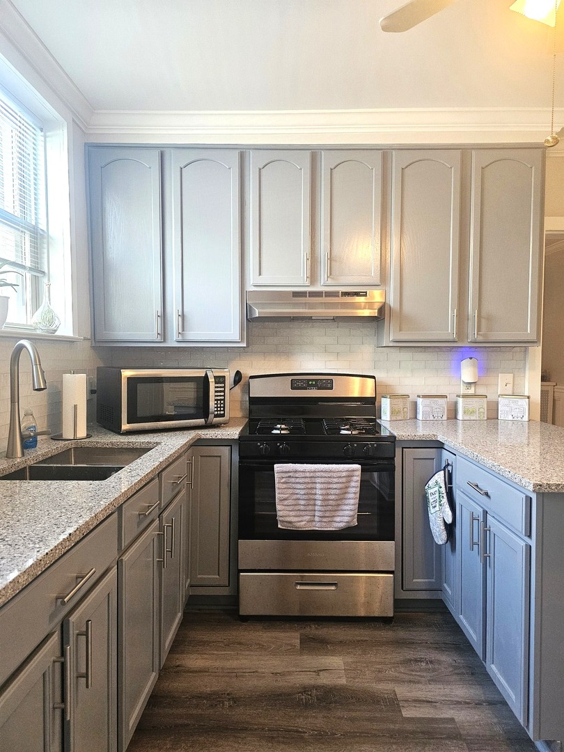 11 S 6th Avenue #1C, La Grange, IL 60525