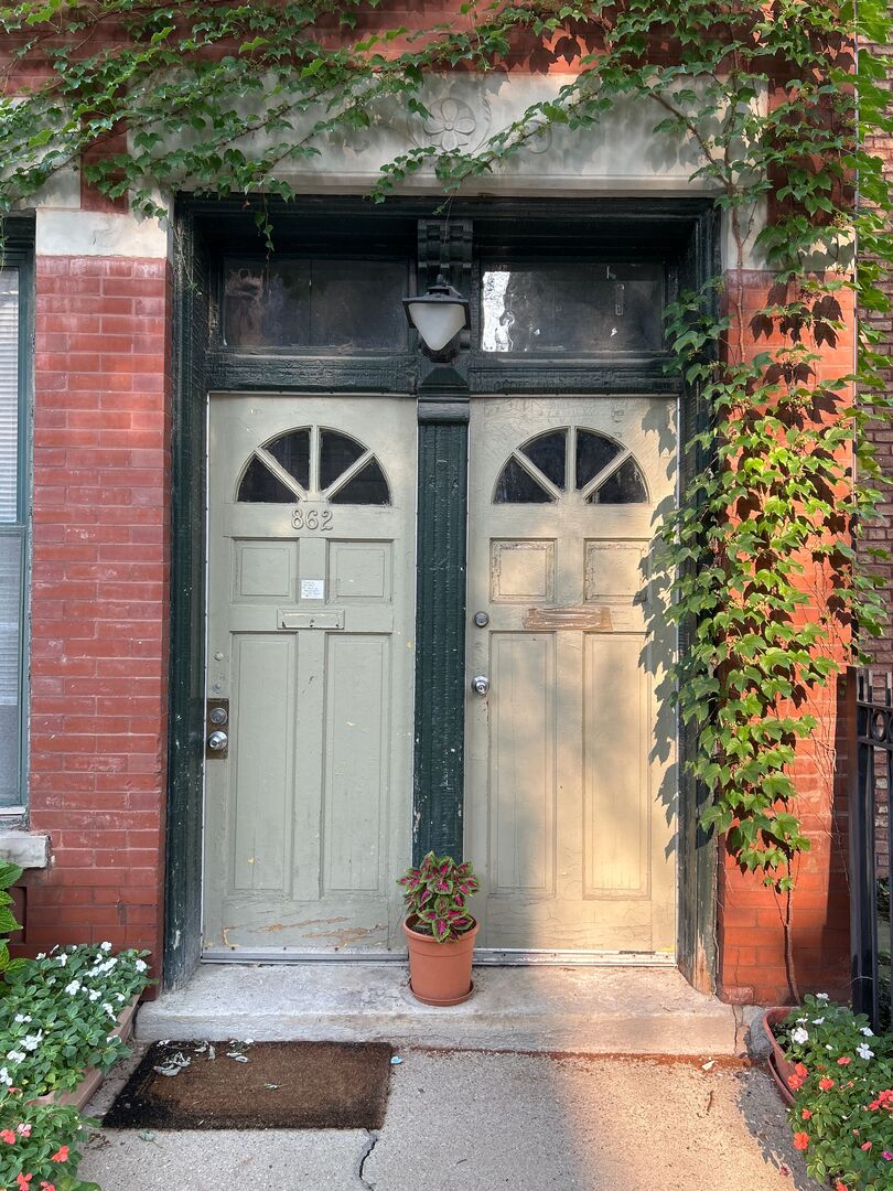 862 N Hermitage Avenue #2R, Chicago, IL 60622