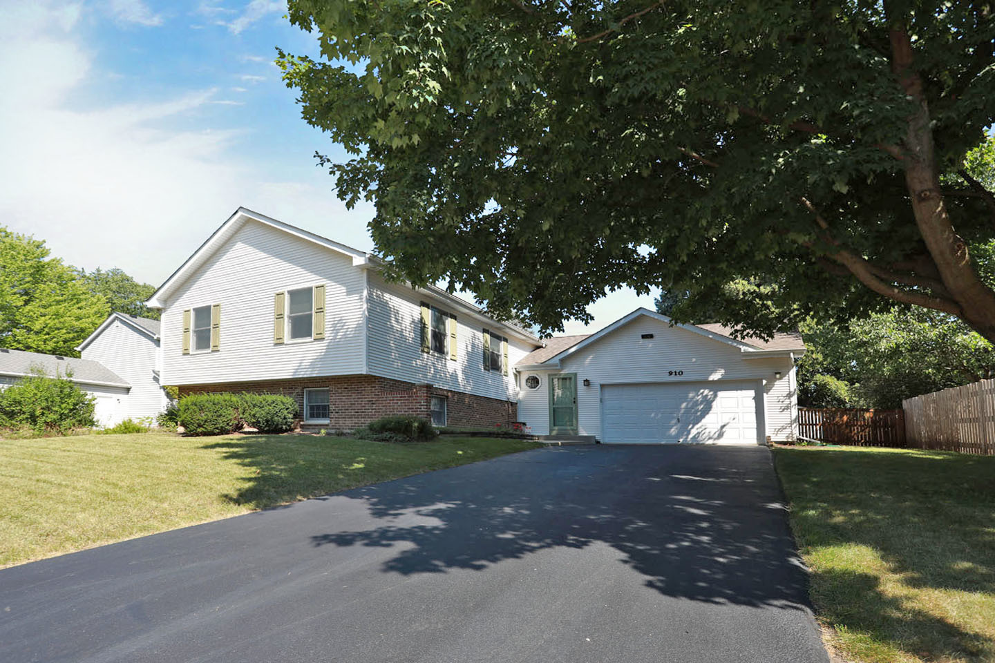 910 S Vista Drive, Algonquin, IL 60102