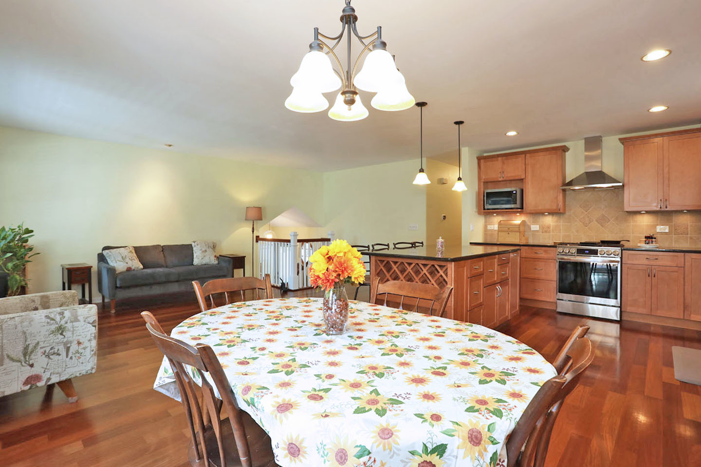 910 S Vista Drive, Algonquin, IL 60102