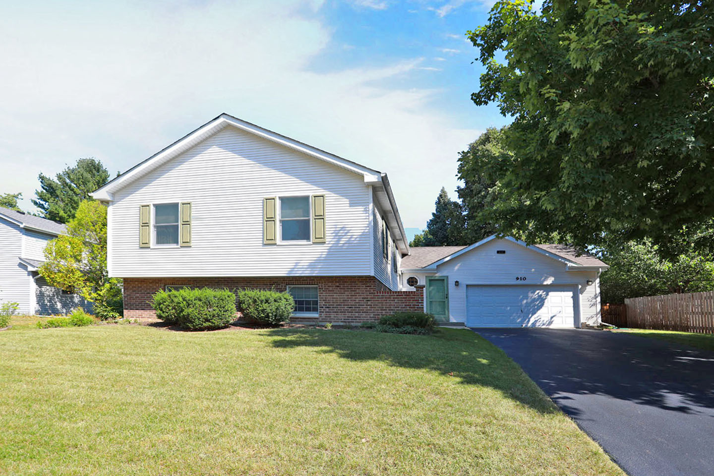 910 S Vista Drive, Algonquin, IL 60102