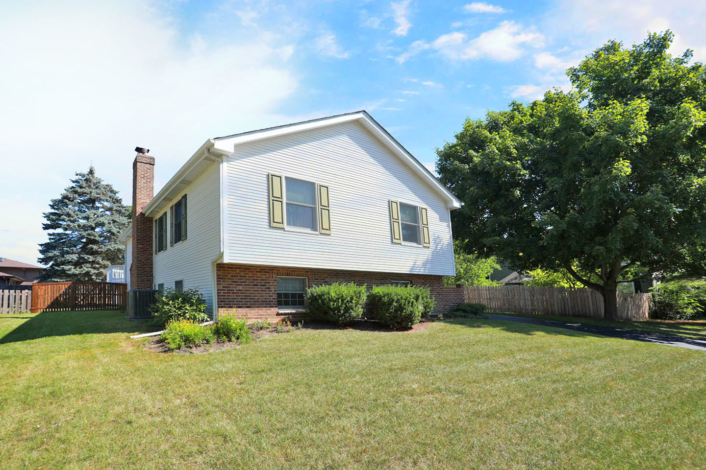 910 S Vista Drive, Algonquin, IL 60102
