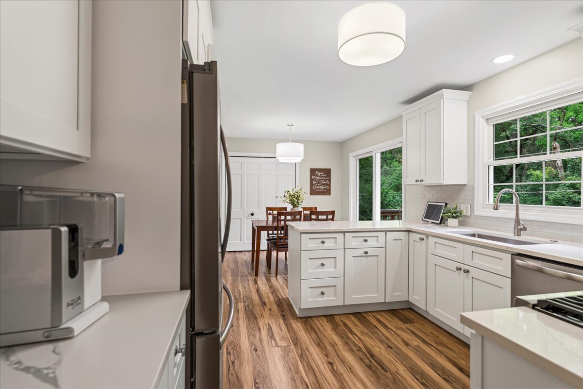 933 HOLCOMB Drive, Mundelein, IL 60060