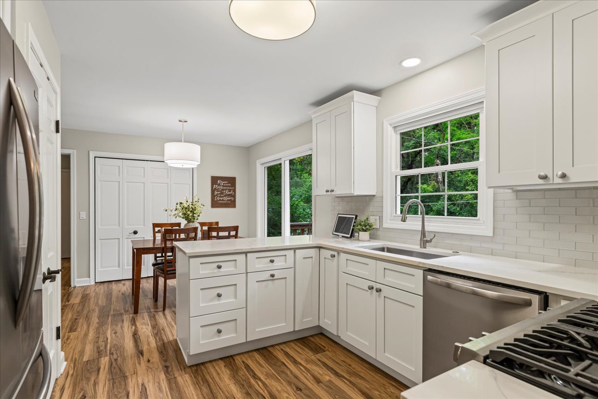 933 HOLCOMB Drive, Mundelein, IL 60060