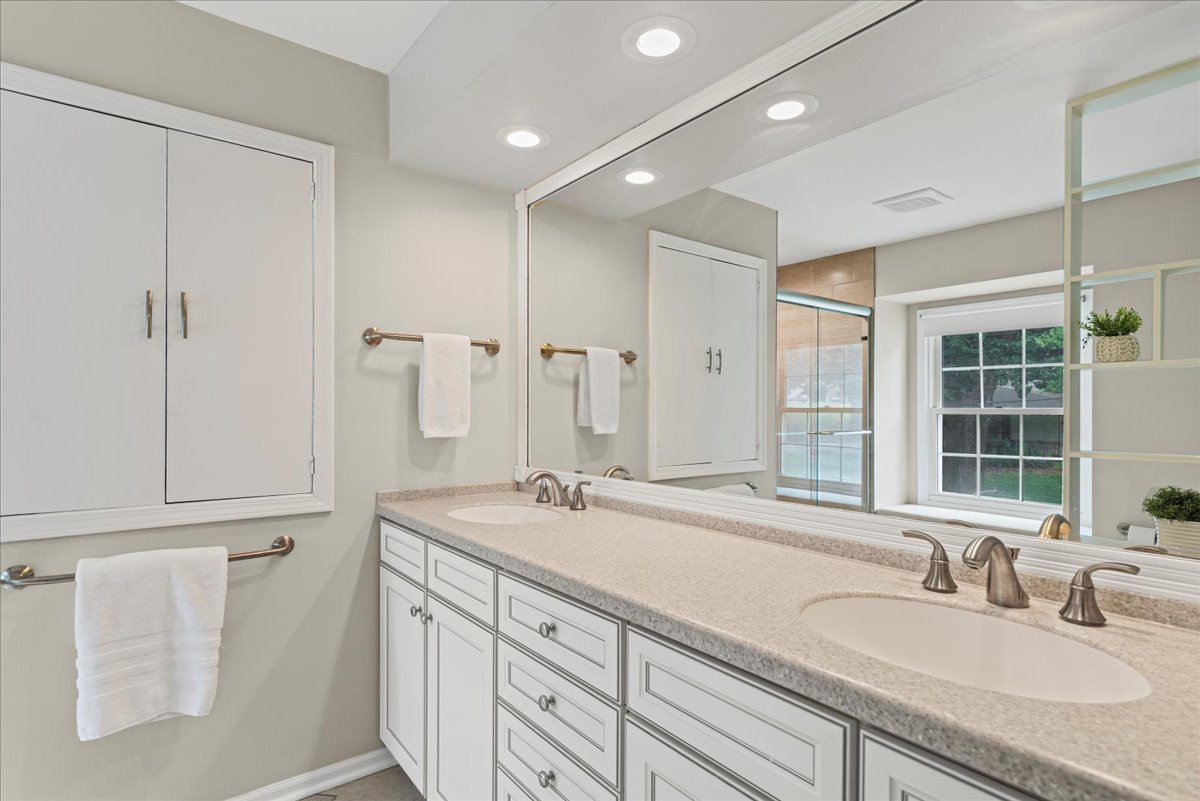 933 HOLCOMB Drive, Mundelein, IL 60060