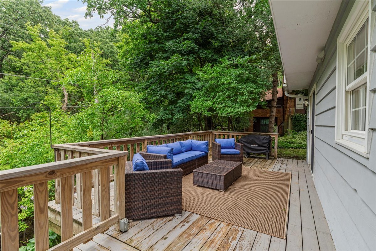 933 HOLCOMB Drive, Mundelein, IL 60060