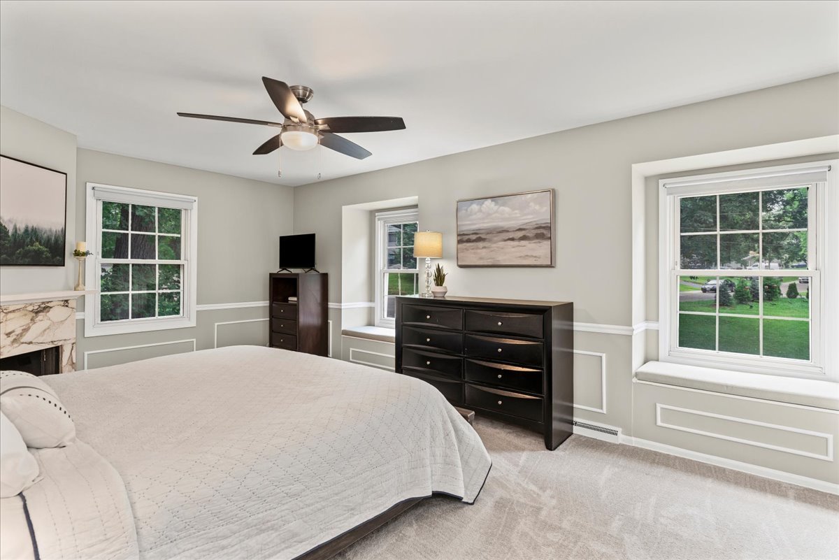 933 HOLCOMB Drive, Mundelein, IL 60060