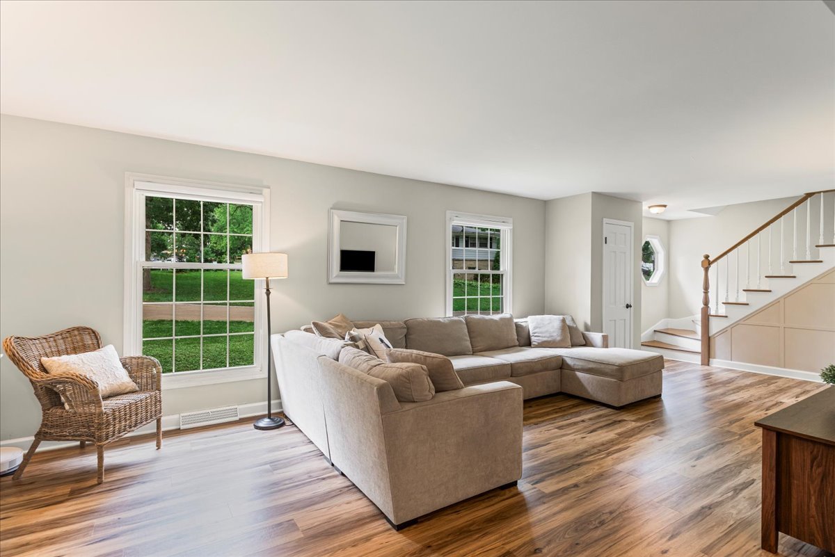 933 HOLCOMB Drive, Mundelein, IL 60060