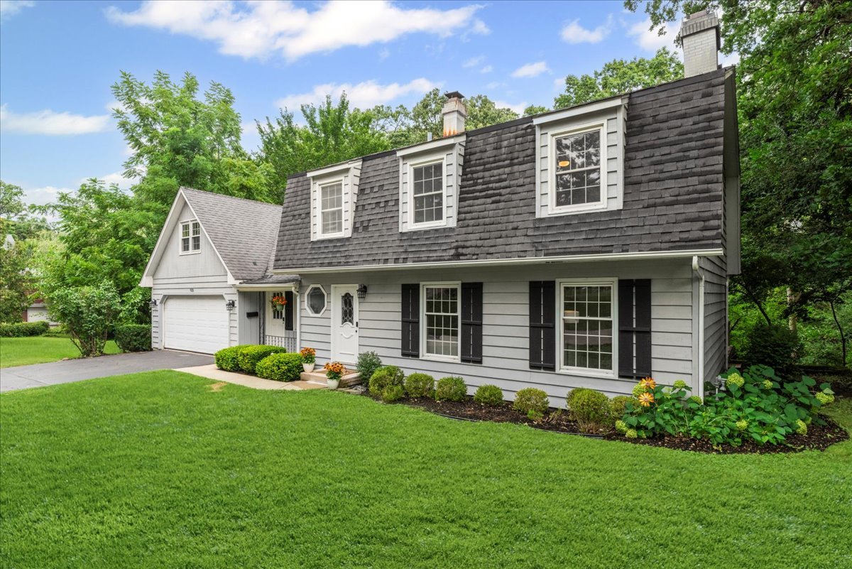 933 HOLCOMB Drive, Mundelein, IL 60060