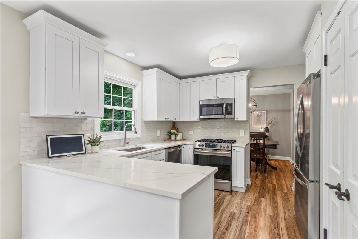 933 HOLCOMB Drive, Mundelein, IL 60060