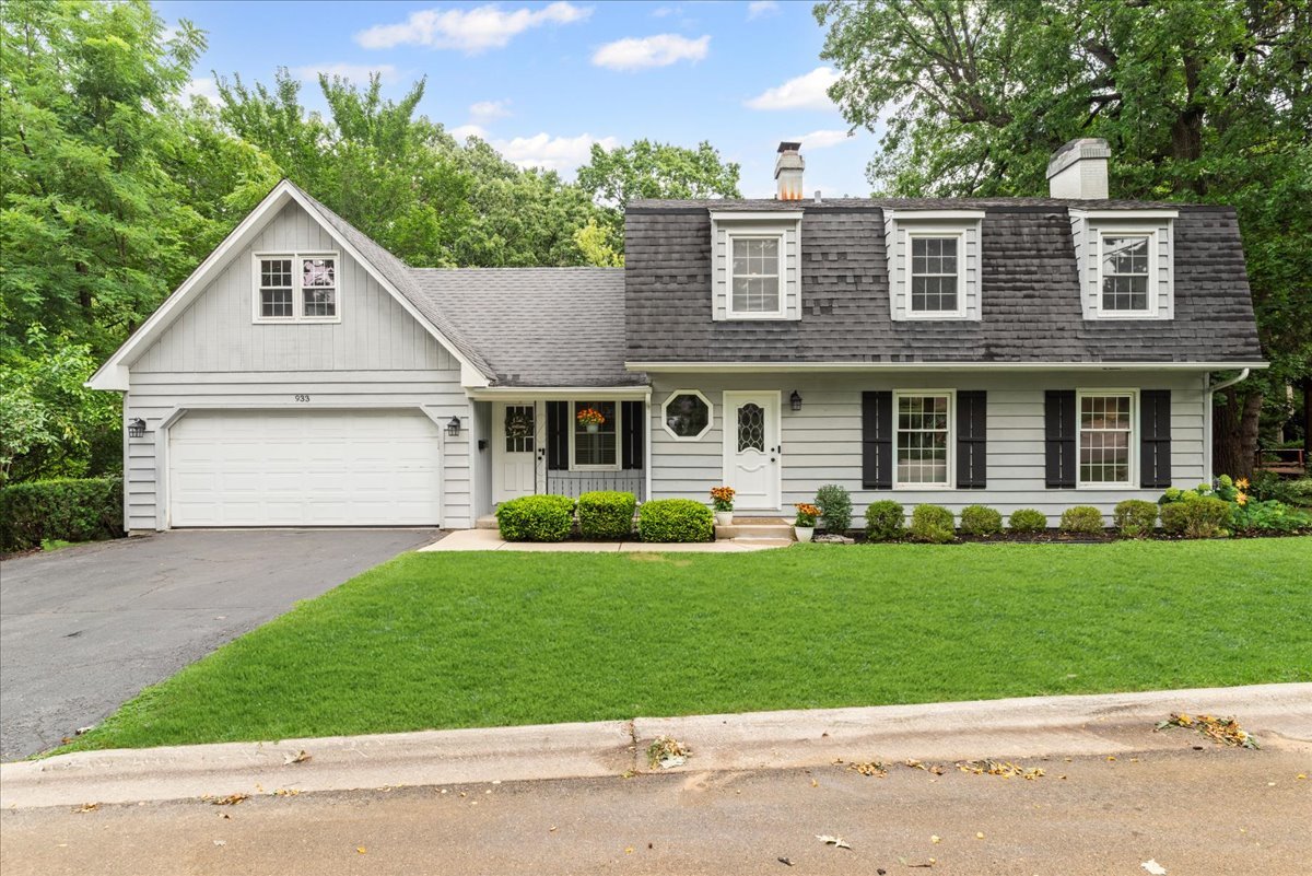 933 HOLCOMB Drive, Mundelein, IL 60060