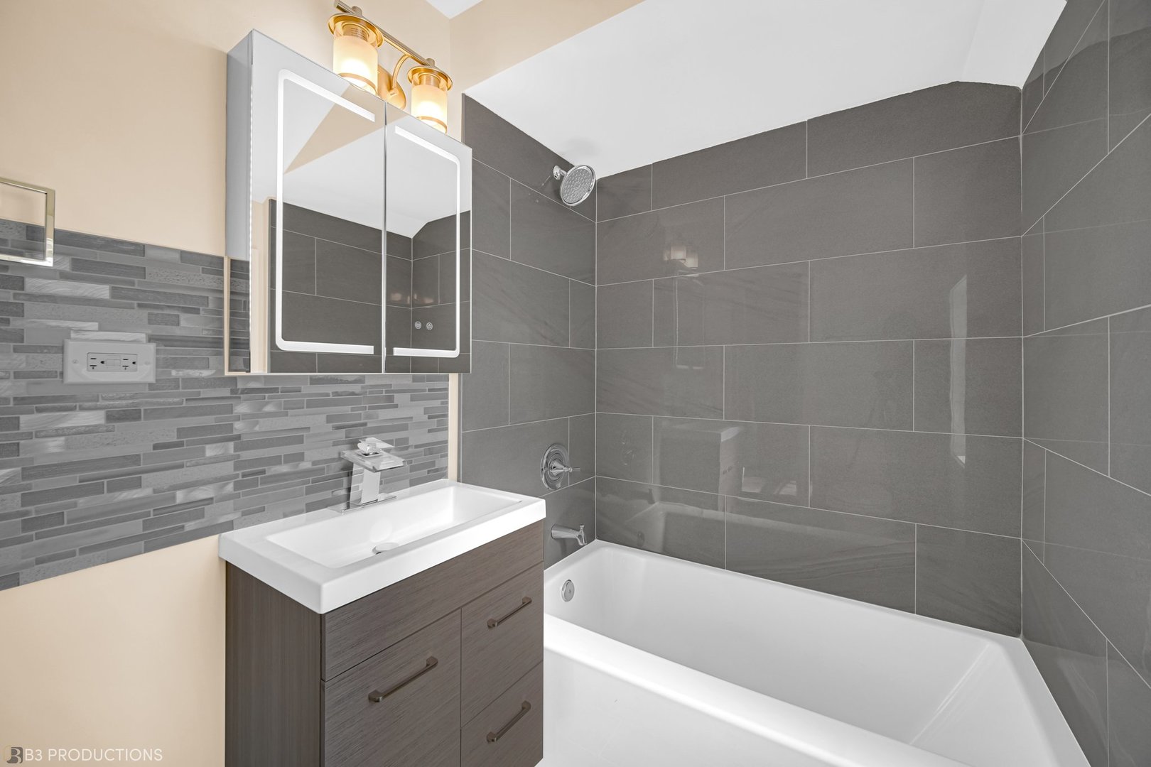 10127 S Paxton Avenue, Chicago, IL 60617
