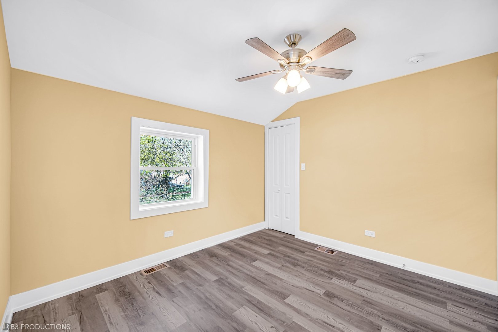 10127 S Paxton Avenue, Chicago, IL 60617
