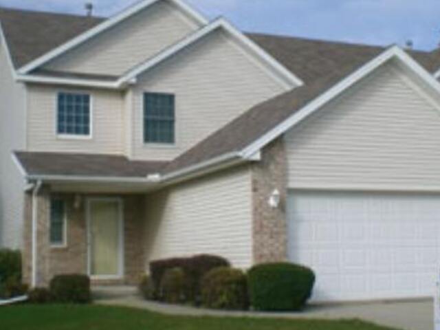 1906 Vladimir Drive, Bloomington, IL 61704