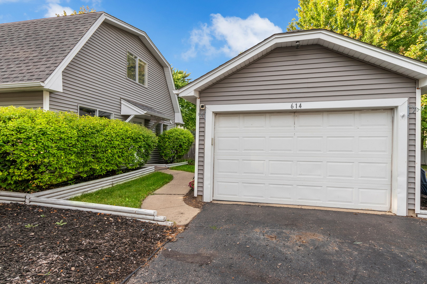 614 KAMIAH Court, Carol Stream, IL 60188