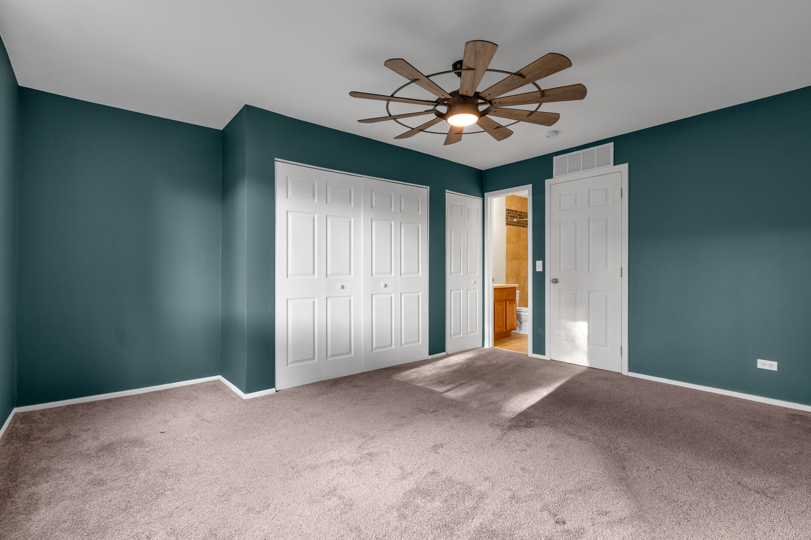 614 KAMIAH Court, Carol Stream, IL 60188