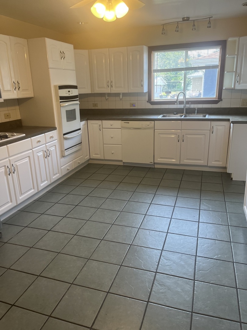 16146 Cambridge Drive, Markham, IL 60428