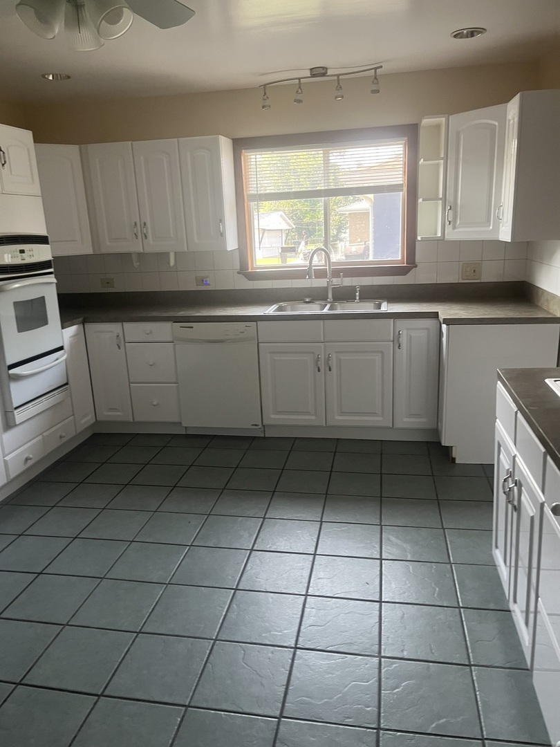 16146 Cambridge Drive, Markham, IL 60428