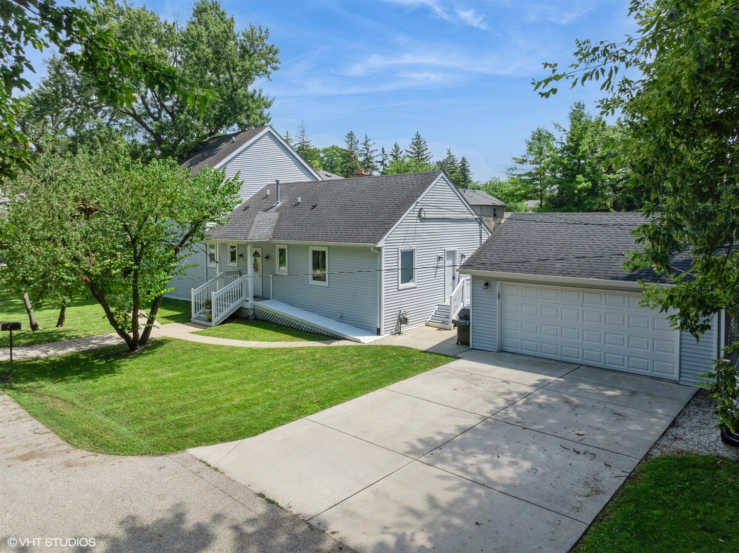 811 Woodland Road, Wauconda, IL 60084