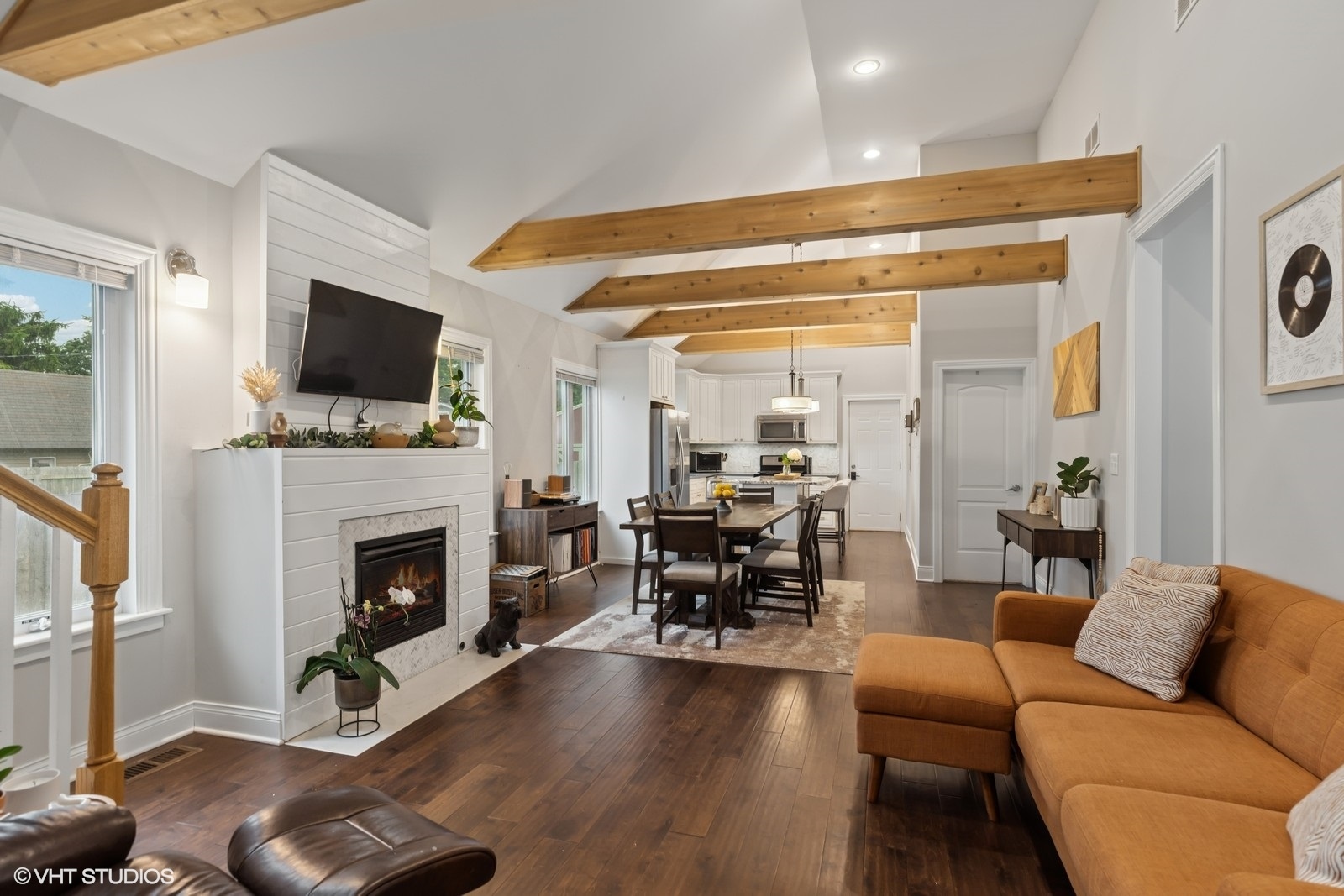 811 Woodland Road, Wauconda, IL 60084