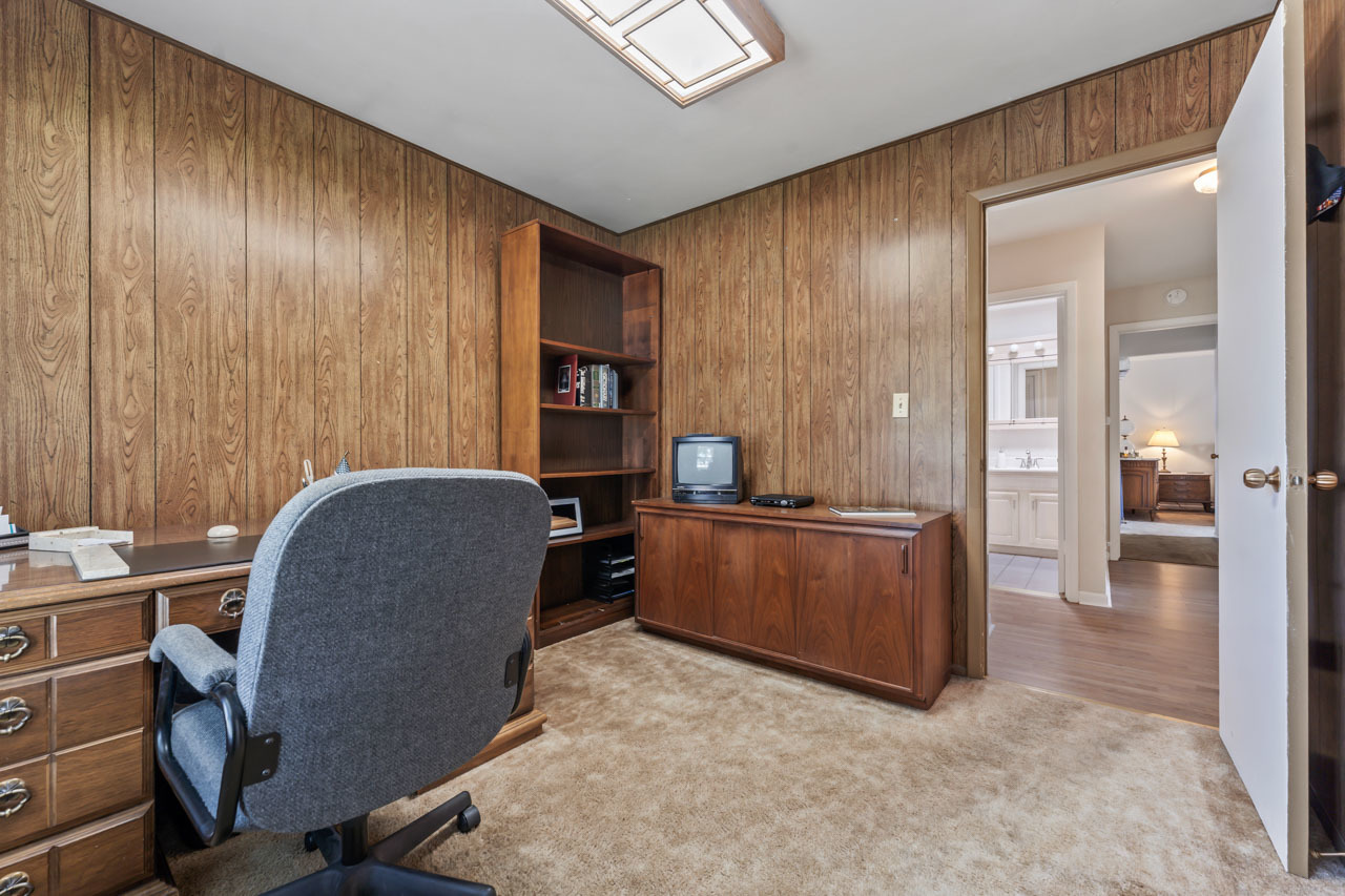 577 Lowestoft Lane, Elk Grove Village, IL 60007