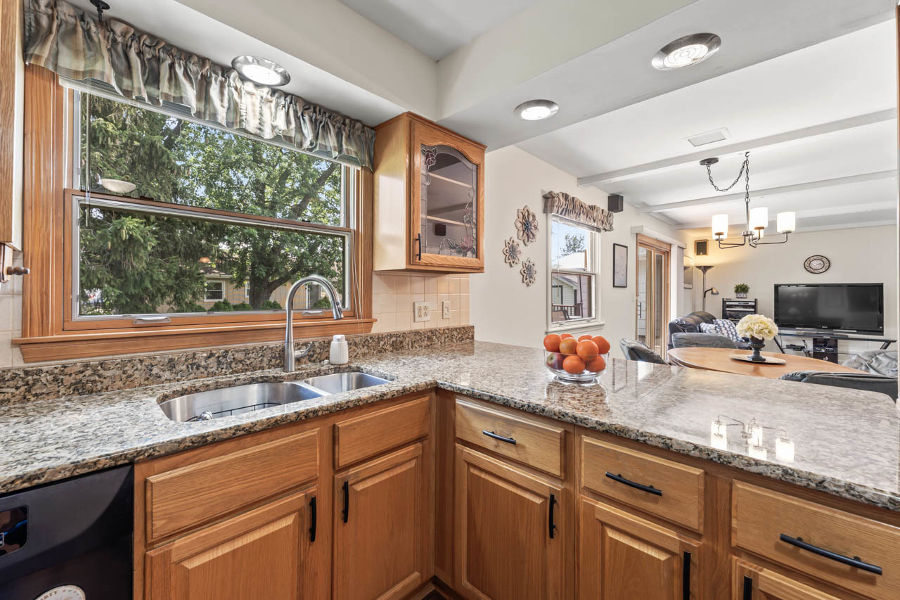 577 Lowestoft Lane, Elk Grove Village, IL 60007