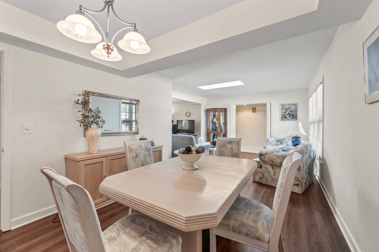 577 Lowestoft Lane, Elk Grove Village, IL 60007