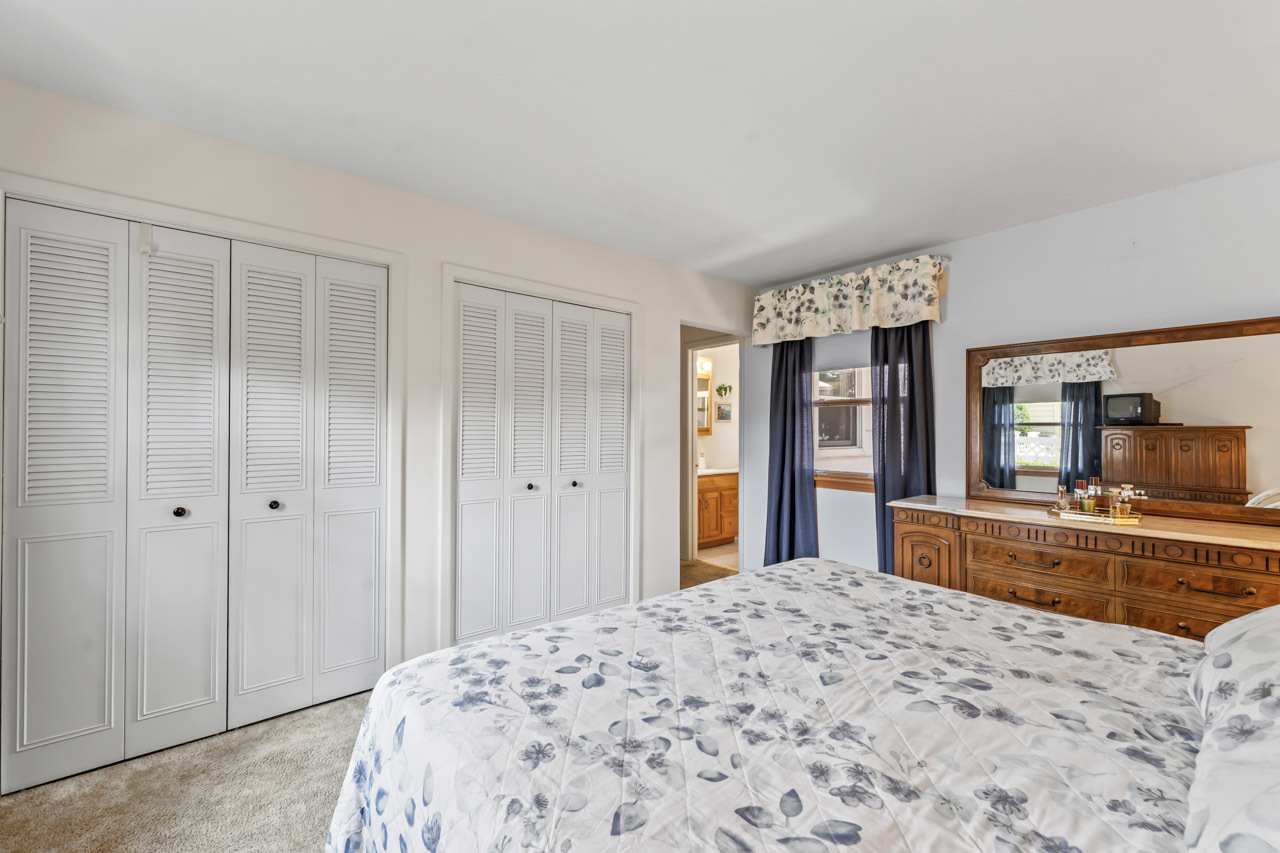 577 Lowestoft Lane, Elk Grove Village, IL 60007