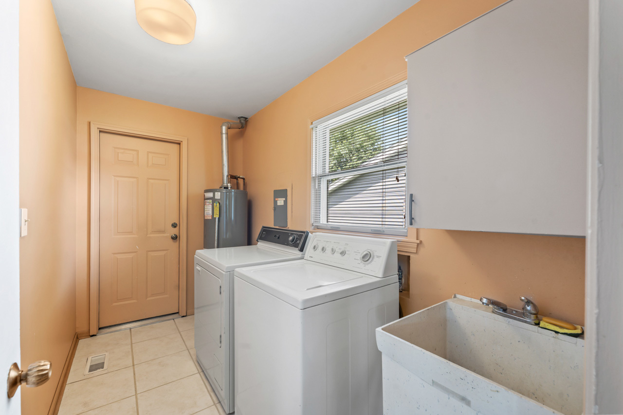 577 Lowestoft Lane, Elk Grove Village, IL 60007