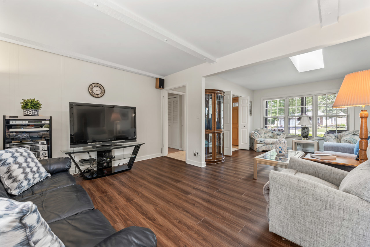 577 Lowestoft Lane, Elk Grove Village, IL 60007