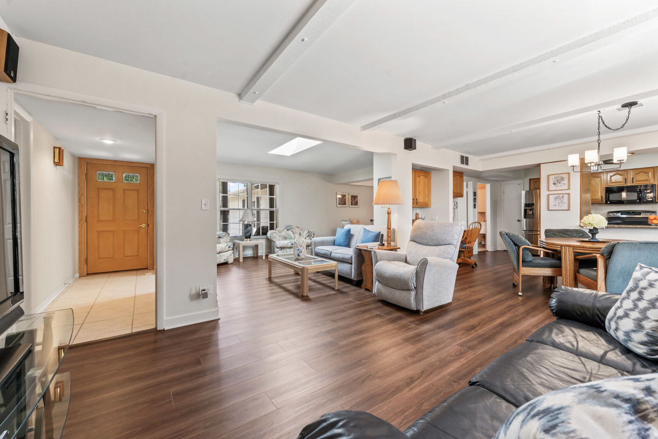 577 Lowestoft Lane, Elk Grove Village, IL 60007